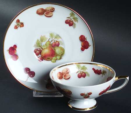 R03117 Footed Cup & Saucer Set
