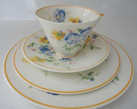 V1279 Footed Cup & Saucer Set