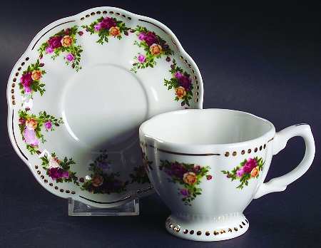 Old Country Roses (Golden Pearl) Footed Cup & Saucer Set