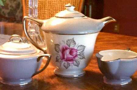 Countess Carmen (Gray Border) Creamer