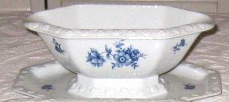 R1886 Gravy Boat with Attached Underplate