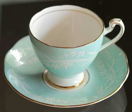 R609 Footed Cup & Saucer Set