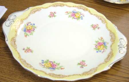 1121 Yellow Handled Cake Plate