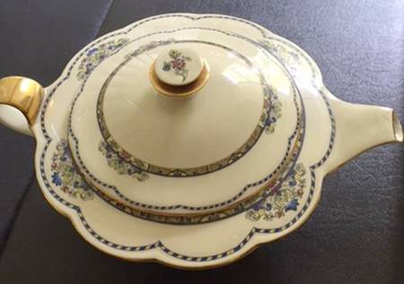 ROT266 (Scalloped) Teapot & Lid