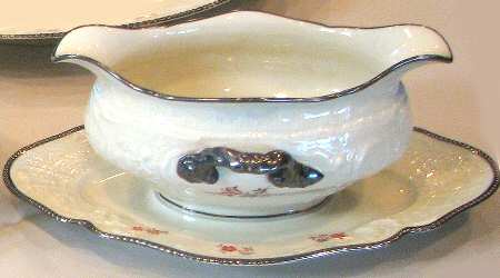R2026 Gravy Boat with Attached Underplate