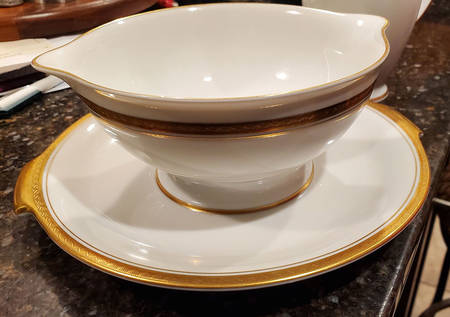 807 (Gold) Gravy Boat & Underplate