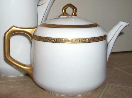 R2082 Teapot & Lid