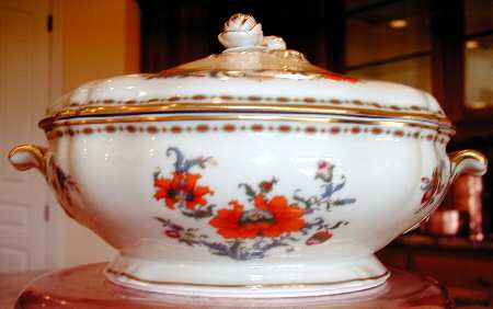 Vieux Chine (Chambord, Ivory) Round Covered Vegetable