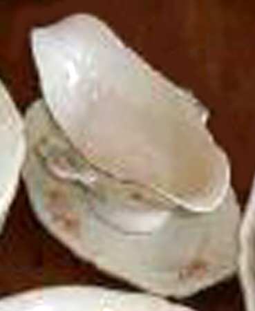 R2150 Gravy Boat with Attached Underplate