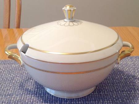 872 Tureen &  Lid