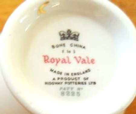 8225 Footed Cup