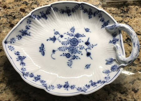 RBE17 Leaf Shaped Dish