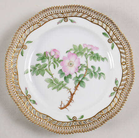 Flora Danica (1790 To 1960) 9" Pierced Luncheon Plate/Fruit Std-Rosa rubiginosa. L.