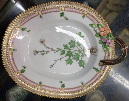Flora Danica (1790 To 1960) 9" Oval Handled Pickle/Accent-Saxifraga cernua