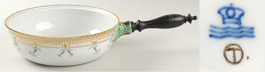 Flora Danica (1790 To 1960) Round Vegetable w/Ebony Handle No Lid/JM-No Decal
