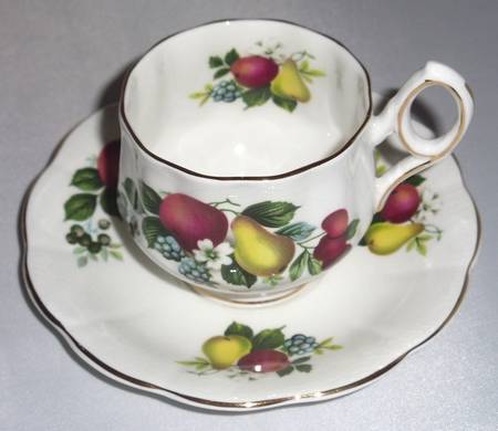 RIA89 Footed Cup & Saucer Set