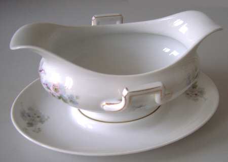 R2265 Gravy Boat with Attached Underplate