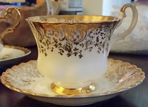 ROA264 Footed Cup & Saucer Set