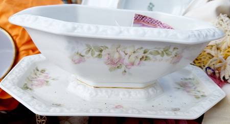 R2312 Gravy Boat with Attached Underplate