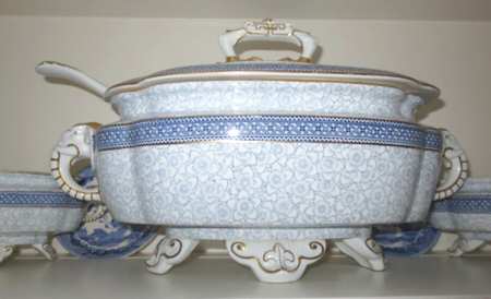 W588 Tureen & Lid w/Ladle