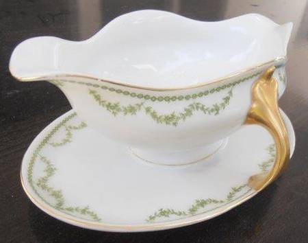 R2316 Gravy Boat with Attached Underplate