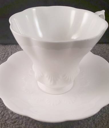 ROA279 Footed Cup & Saucer Set