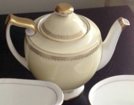 BB3507 Teapot & Lid