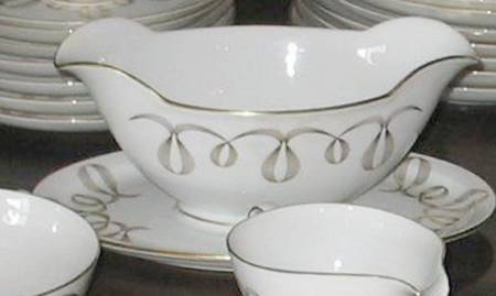 ROB479 Gravy Boat with Attached Underplate