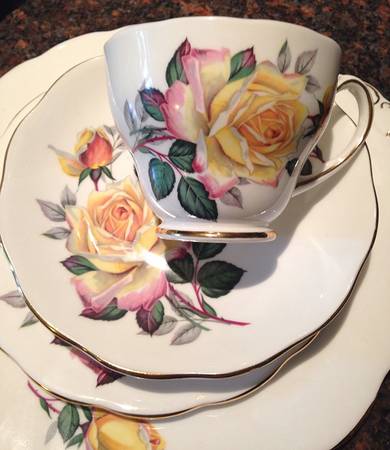 R1218 Footed Cup & Saucer Set