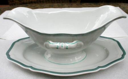 R2994 Gravy Boat with Attached Underplate