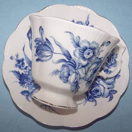 ROA294 Footed Cup & Saucer Set