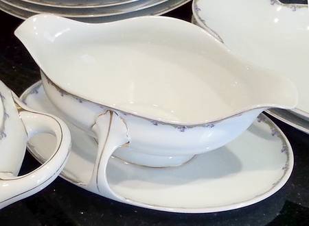 R3036 Gravy Boat with Attached Underplate