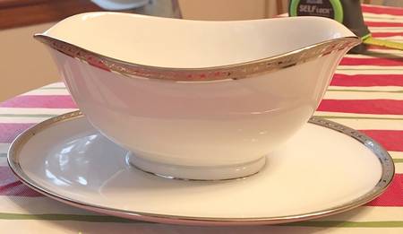 ROT344 Gravy Boat with Attached Underplate