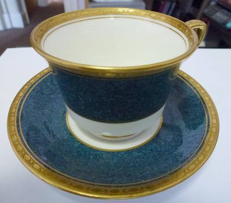 Z766 Footed Cup & Saucer Set