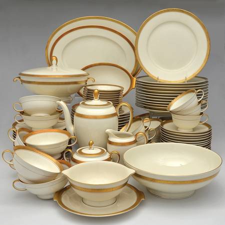 5169 (Cream Background) 94 Piece Estate Set