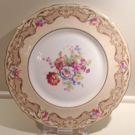 V1561 by Royal Doulton