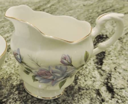 923 (Wide and Narrow Scallops) Creamer