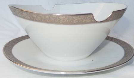 R3093 Gravy Boat with Attached Underplate