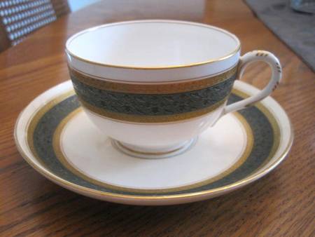 W8984 Footed Cup & Saucer Set