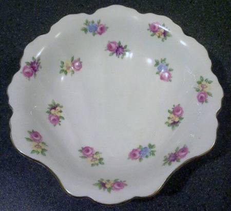 5699 Shell Shaped Dish