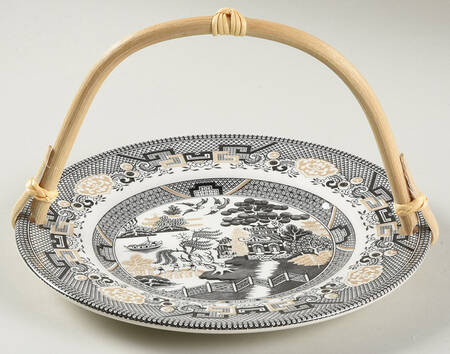 Willow 5 3/8"-5 5/8" Bamboo Handled Serving Plate  HC