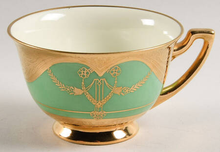 RCQ43 Footed Cup