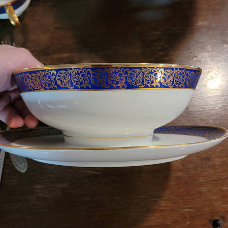 R3130 Gravy Boat with Attached Underplate