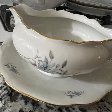 RBO6G Gravy Boat with Attached Underplate