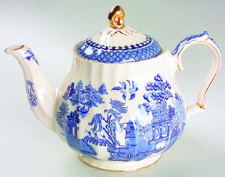 Blue Willow (Gold Trim) Teapot & Lid