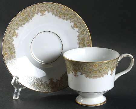 Bergen Footed Cup & Saucer Set