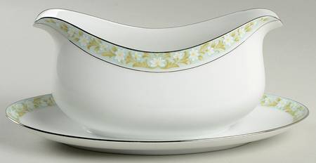 Daisy Chain Gravy Boat with Attached Underplate