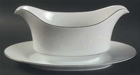Granada Gravy Boat with Attached Underplate
