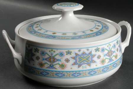 Lapland Blue Round Covered Vegetable