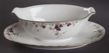 Petite Vine Gravy Boat with Attached Underplate